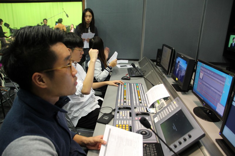 Live show produced by the students participated in the TV Lab Production Practicum Workshops