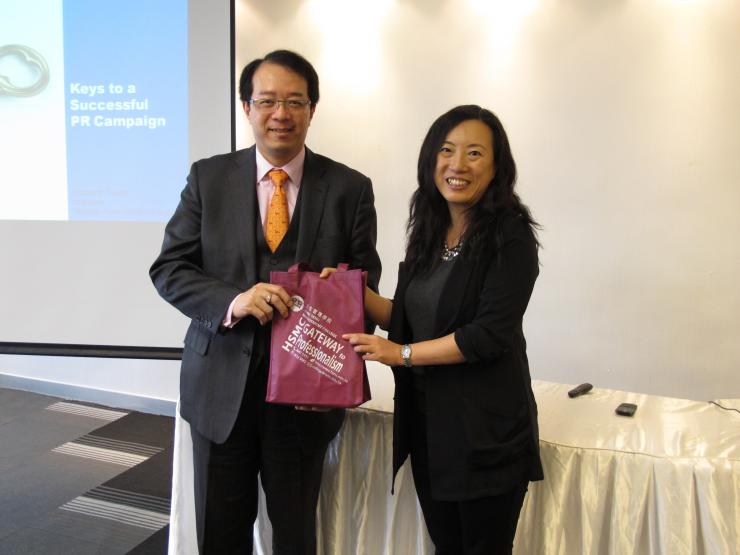 Prof. Meily Cheung (Right) presented a souvenir to Mr. Richard Tsang (Right)