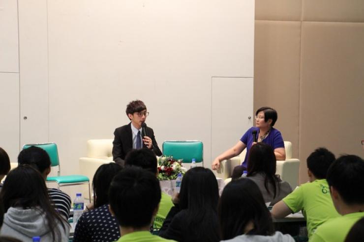 Chit-chat session by Ms Glacial Cheng (Right), Chiu Tsz Pan (Left), Chairperson of Student Association of Journalism & Communication (SAJC)