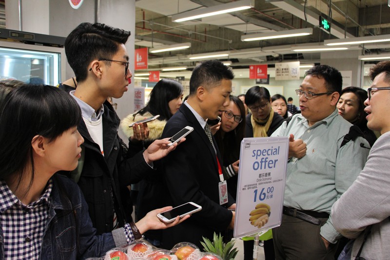 教授及學生與體驗店代表交流