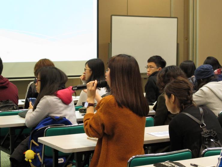 Students raised questions actively