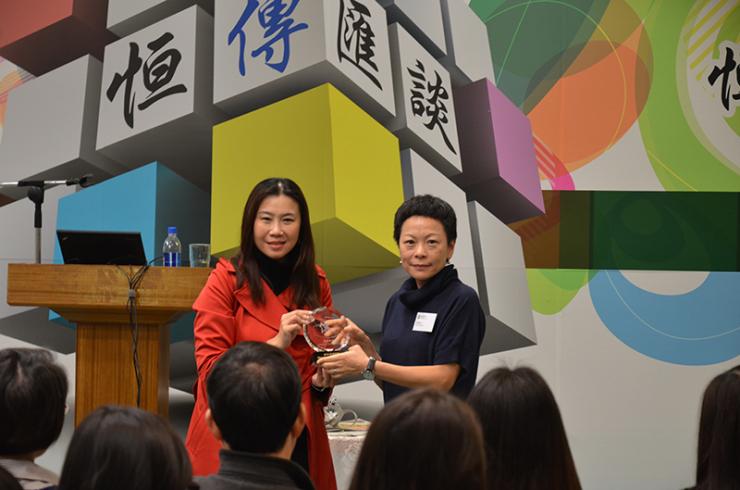 Prof Tso (left) presented a souvenir to Ms Yam (right)