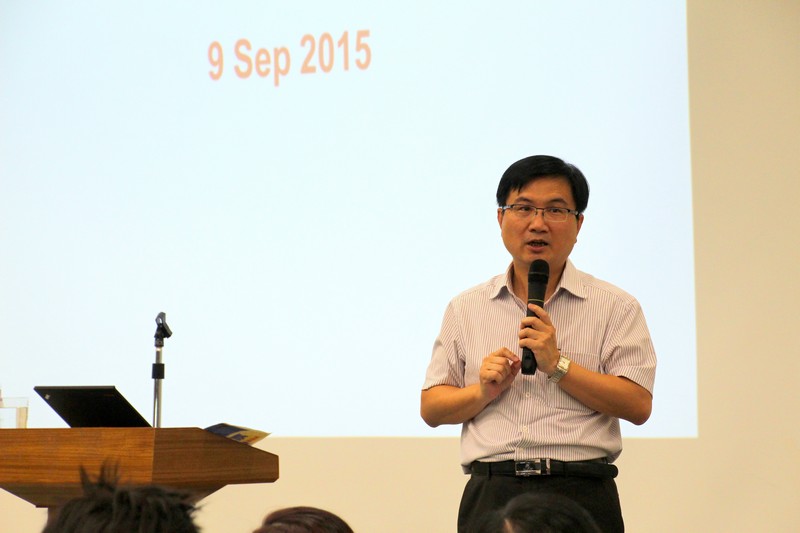 Mr James Chang shared the experience of job hunting to students