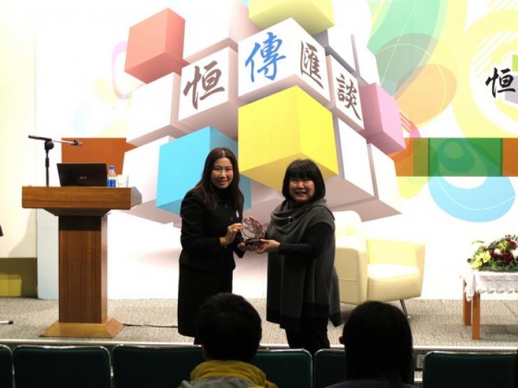 Prof. Tso (Left) presented a souvenir to Ms. Choi (Right)