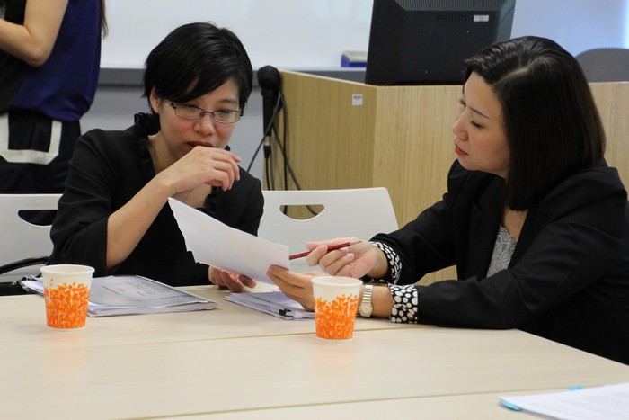 Professors and Lecturers of the School of Communication discussed with Panel Members before the Meeting