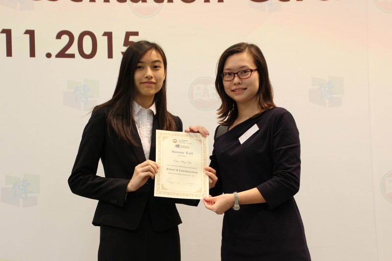 Dr Clio Wu presented the honour roll to Year 2 students (2014/15) with outstanding academic performance