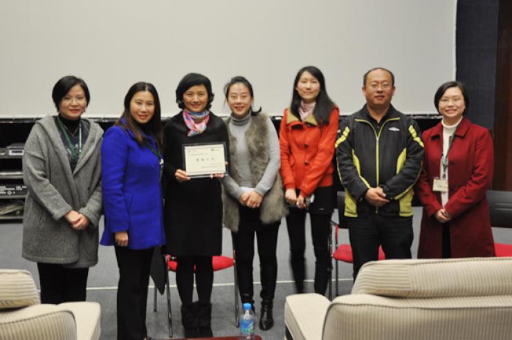 Prof. Tso presented a sovenior to representatives from Shenzhen Media Group