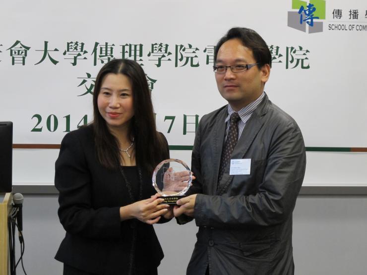 Prof Scarlet Tso (left) presented a souvenir to Dr Sobel Chan (right)