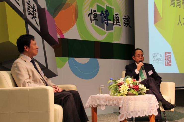 李主席(右)與郭一鳴先生(左)於會上交流