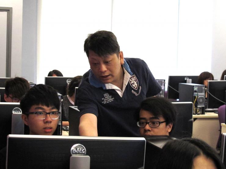 Mr. Lam Wai Tong, an experienced practitioner, provided guidance to BJC students during the workshop