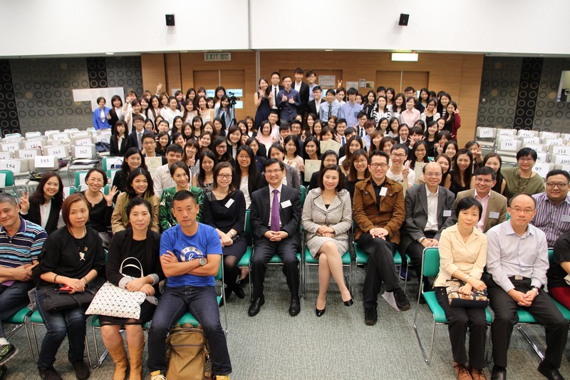 Group Photo of professors of the School of Communication, parents and all awarded students