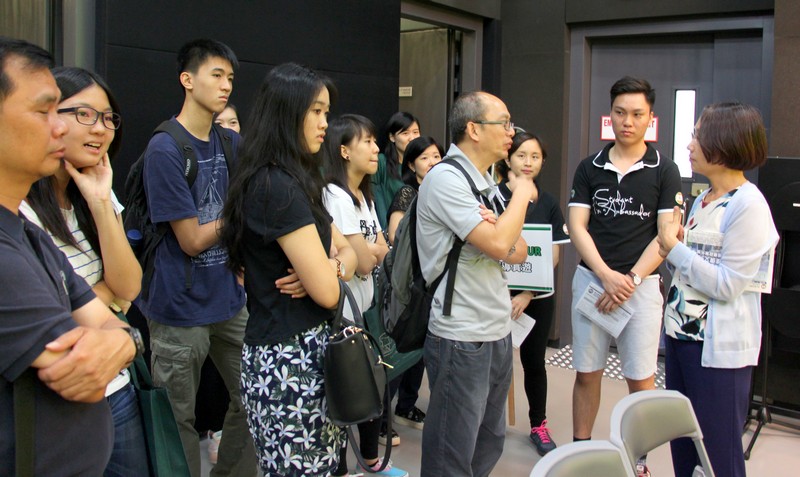 Ms Sharon Chen, Senior Lecturer of the Department of Journalism and Communication, conducted a demo lecture and answered visitors’ enquires