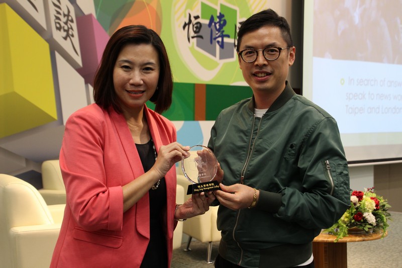 Dean Scarlet Tso presented souvenirs to Dr Kaman Lee and Mr Earnest Li