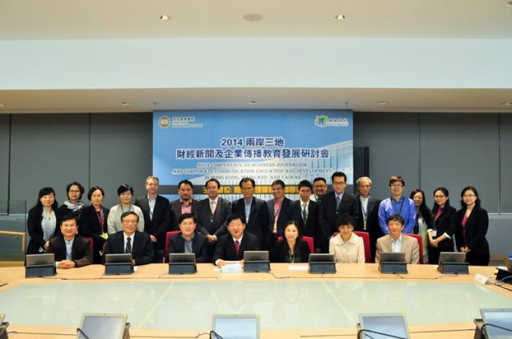 Group photo of Prof Simon Ho, President of HSMC, all honourable guests and professors from the Department of Journalism and Communication