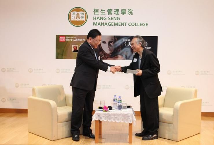 Professor Fong presented a souvenir to Dr Gao Xingjian