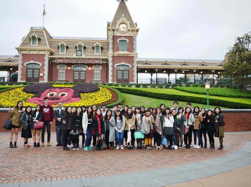 Group photo of Ms Lana Wong, Director of Media Relations, and our students