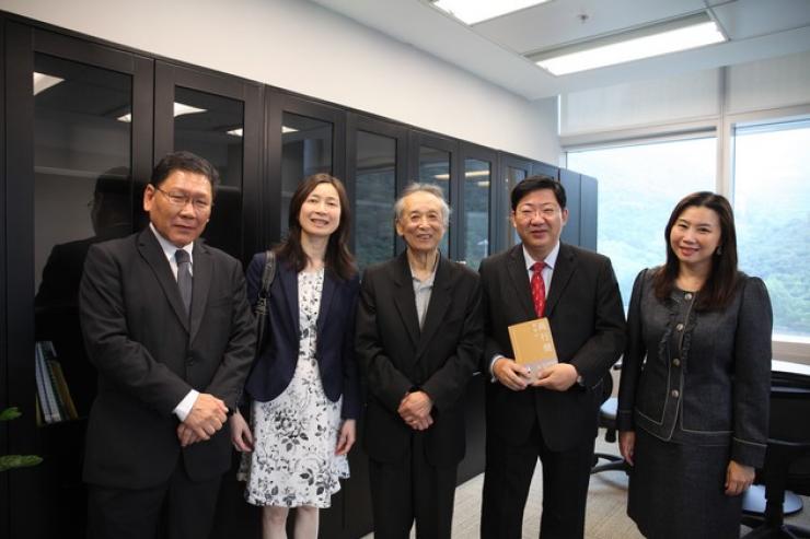 Group photo of Dr Gao Xingjian and HSMC representatives