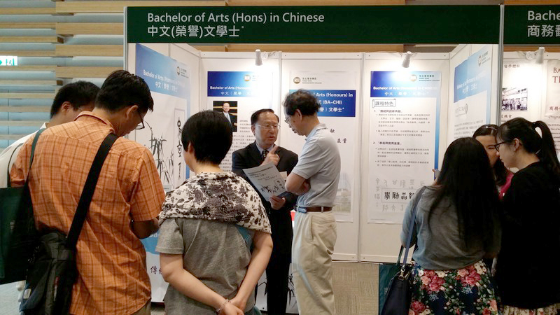 Teachers of the Department of Chinese interacted with students and their parents in the Consultation Day