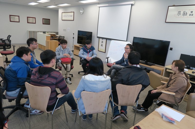 Mr Lee Yat-hong led students in a reading and writing sharing session