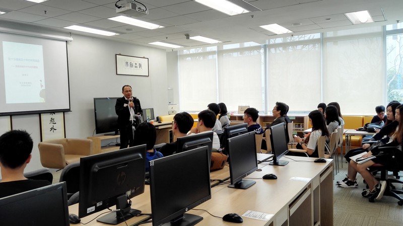 Mr Lau Wai-shing discussed the concept of time in the composition of poetry