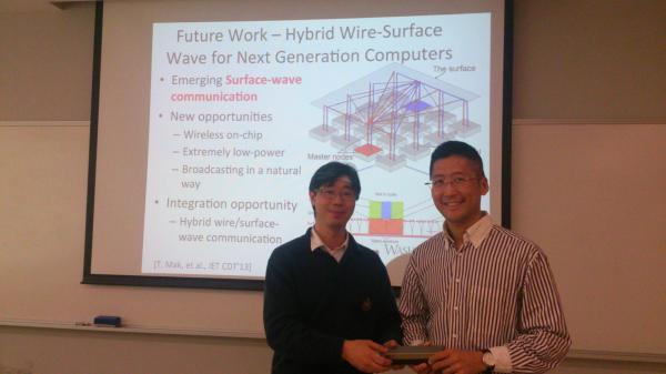 為答謝麥博士的演講，電子計算系講師陳志江博士代表學校致送紀念品