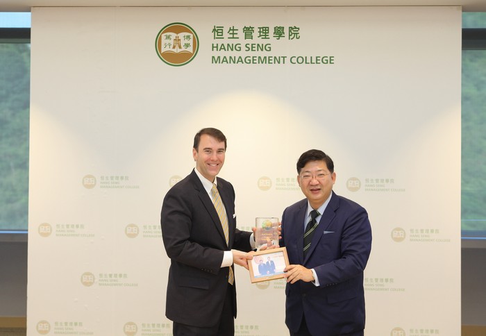 President Simon Ho presented souvenirs to Dr Lindsay