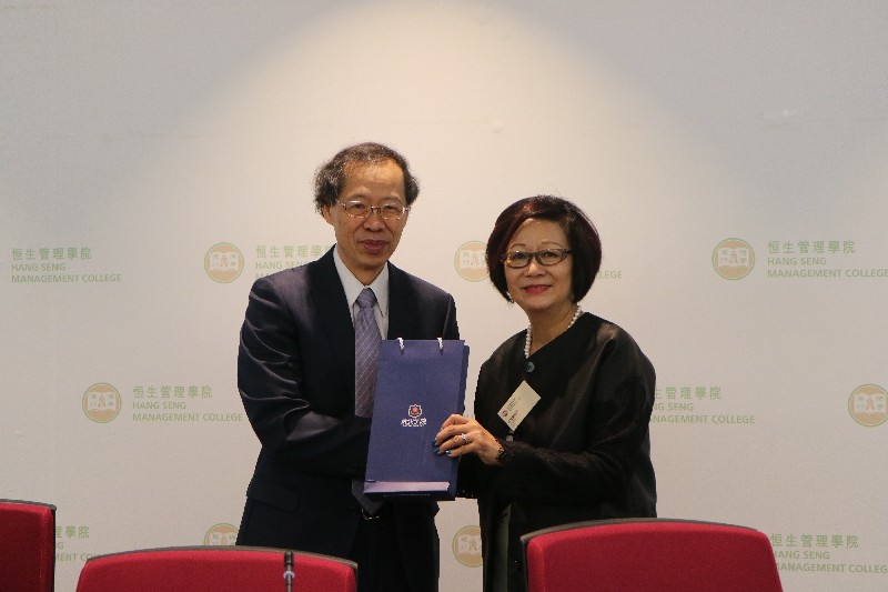 Vice-President Y V Hui (Academic and Research) (left) exchanged souvenirs with Professor Lam (right) from Wuhan Collge
