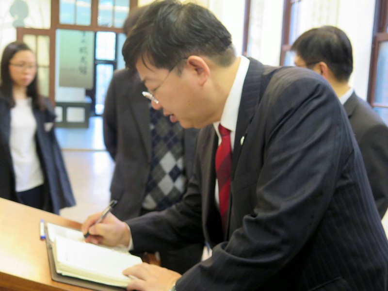 President Ho left his signature during the visit to the Gallery of NTU History