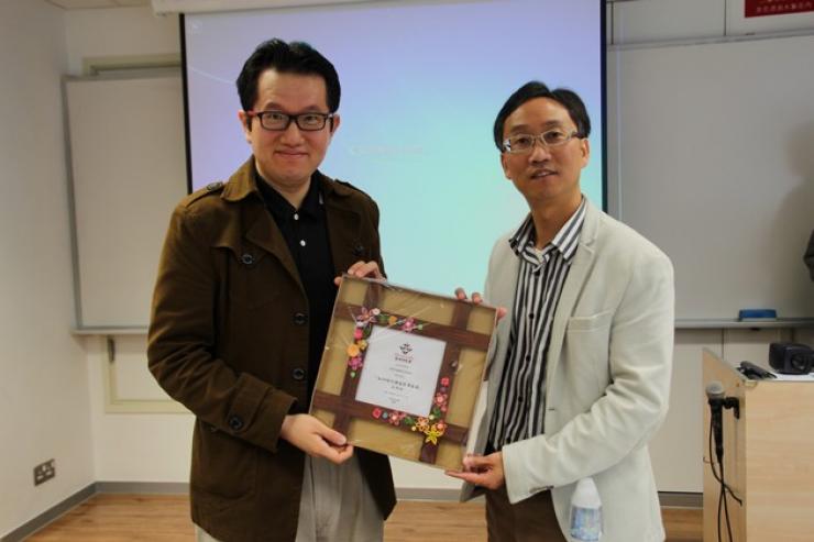 Rrepresentative  of The Stewards presented a souvenir to Dr Chan