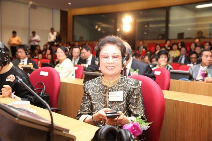 Honourable guests tried the simultaneous interpretation facilities in the Fung Yiu King Hall
