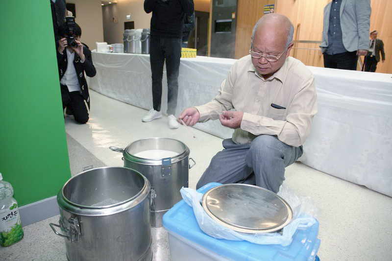 廣叔示範製作傳統豆腐花