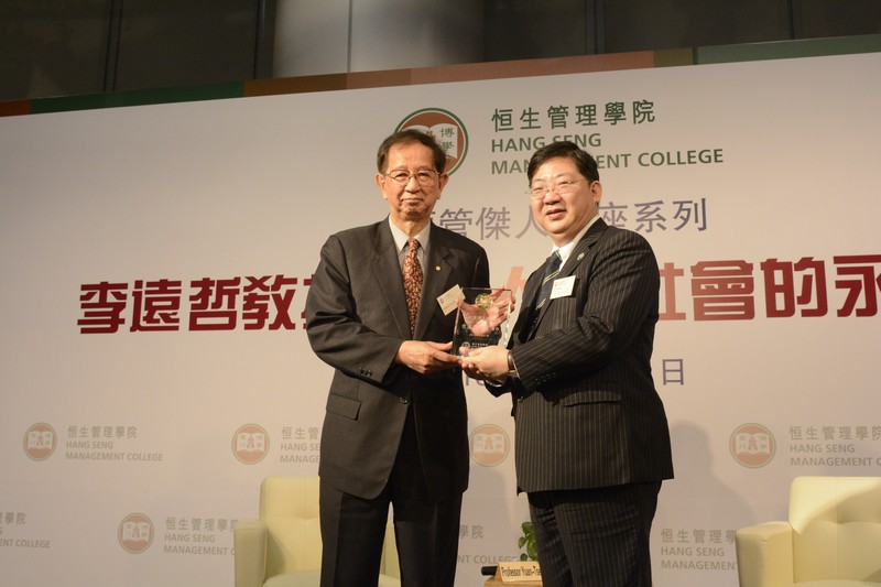 Professor Simon Ho presented a souvenir to Professor Lee