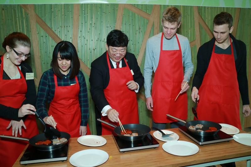 President Ho together with local and exchange students pan-fried traditional Chinese New Year cakes to thank the media friends for their continuous support to HSMC