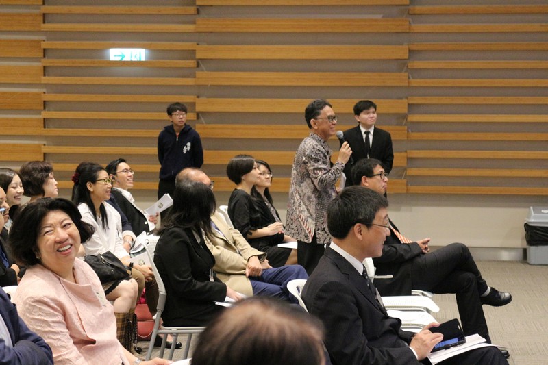 Audience actively participated in the discussion session with the plenary speakers