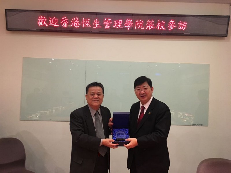 President Ho presented a souvenir to President Yeong-Chyan Wu