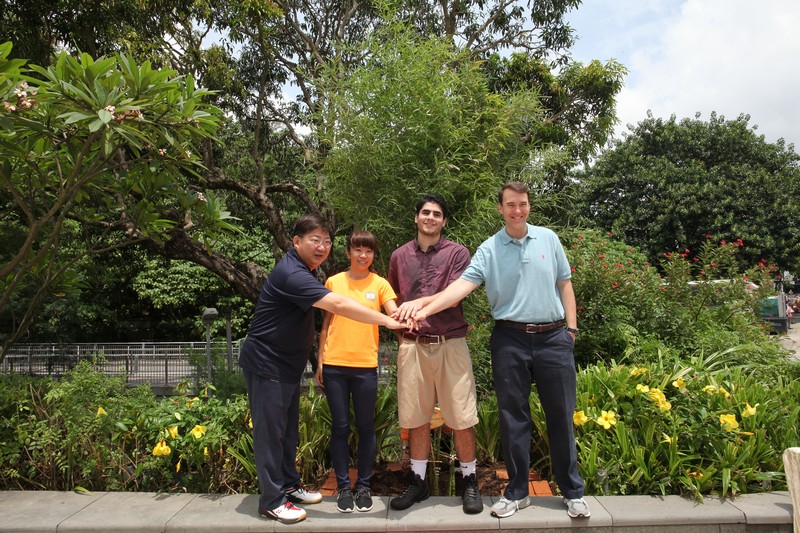 The bamboo planting ceremony was presided by the two Presidents and two student representatives, signifying the close partnership and friendship of the two Colleges