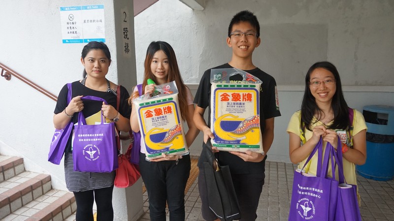 HSMC volunteers were ready to deliver moon cakes to the elderly