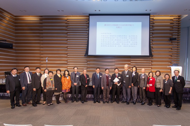Group photo of Executive Committee members of The Association of Hong Kong Chinese Middle School and HSMC management