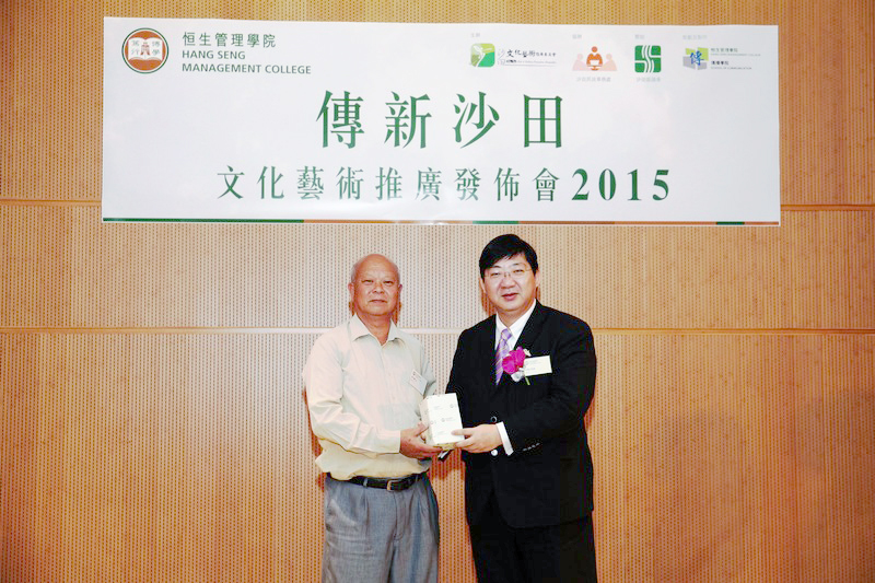 President Simon Ho presented souvenir to Mr Wong Tsz Kwong