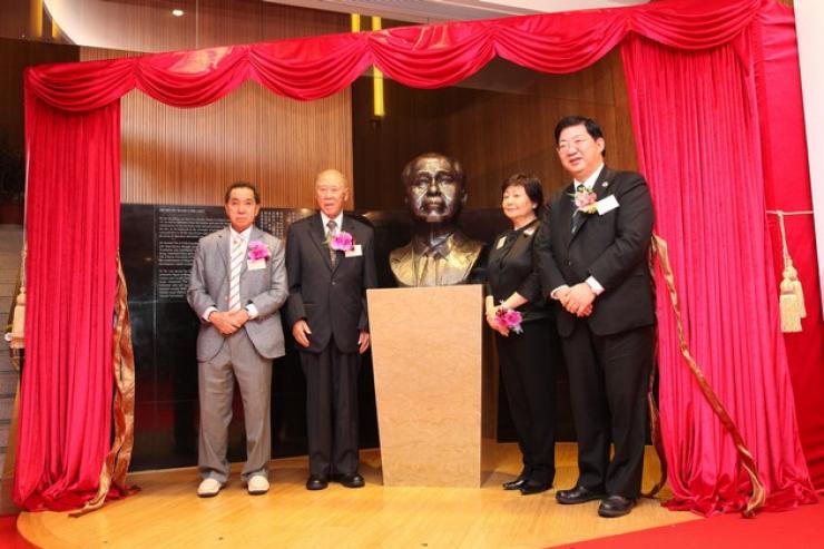 Officiating guests unveiled the commemorative plaque and  the statue of Dr Ho Sin Hang