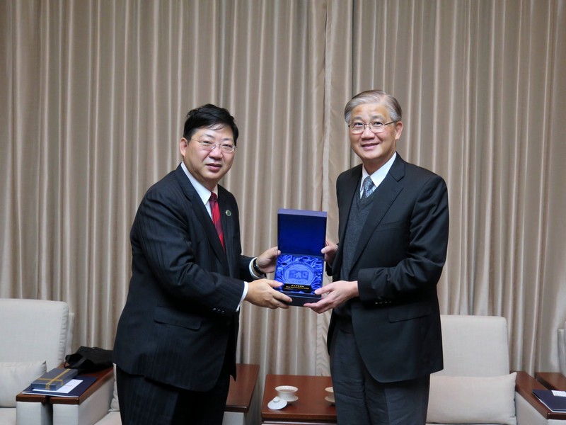 President Ho presented a souvenir to President Pan-Chyr Yang