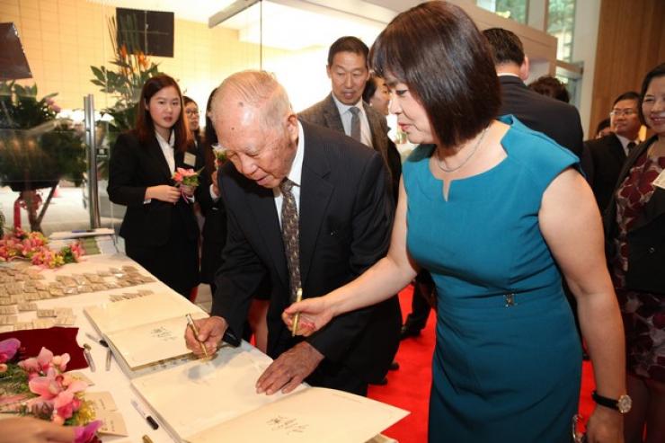 Dr David Ho, Chairman of The S H Ho Foundation signed on the signing book