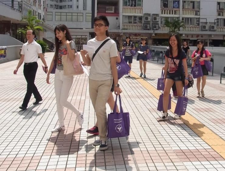 HSMC volunteers were ready to deliver moon cakes to the elderly