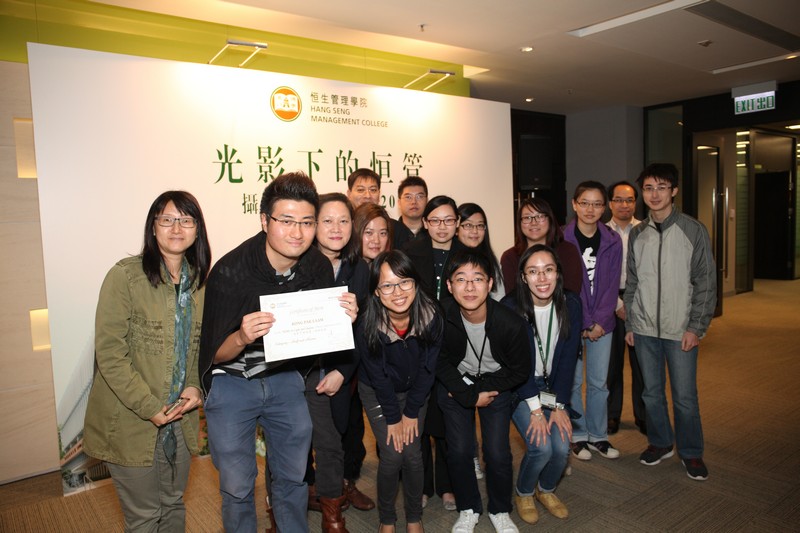 Group photo of the Library staff and awarded colleague