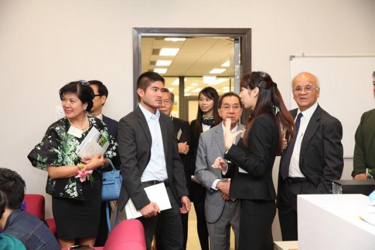 Guided by HSMC student ambassadors, the honourable guests visited the advanced learning facilities at S H Ho Academic Building