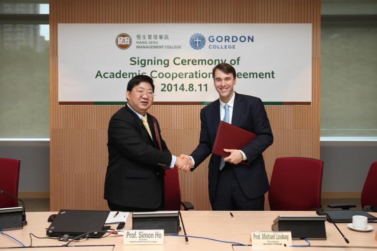 Photo of Prof Simon Ho (left) and Prof Michael Lindsay (right) at the signing ceremony