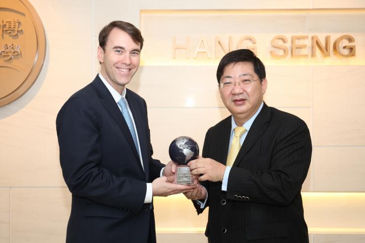 Prof Michael Lindsay (left) presented a souvenir to Prof Simon Ho (right)