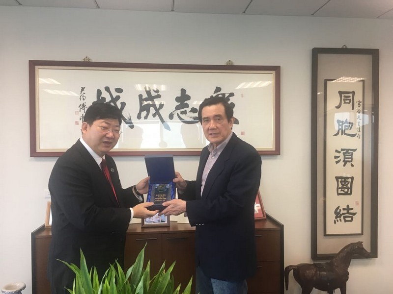 President Ho presented a souvenir to Mr Ma Ying-jwou