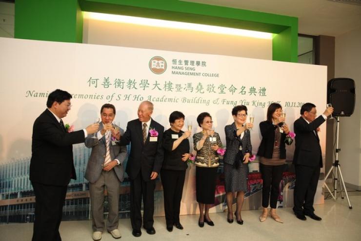 Prof Simon Ho led the toasting ceremony with other honourable guests