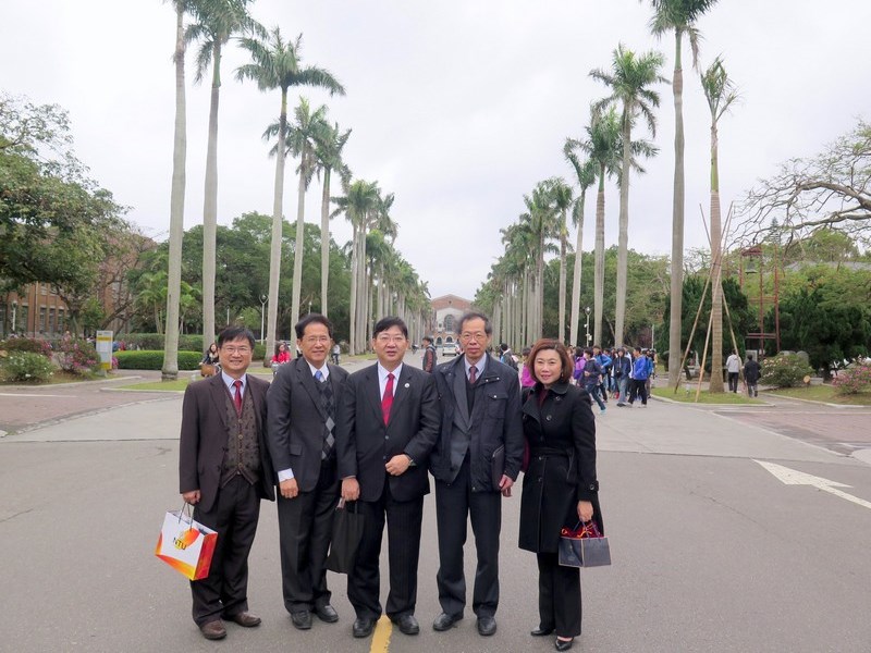 恒管代表團於國立台灣大學校園留影